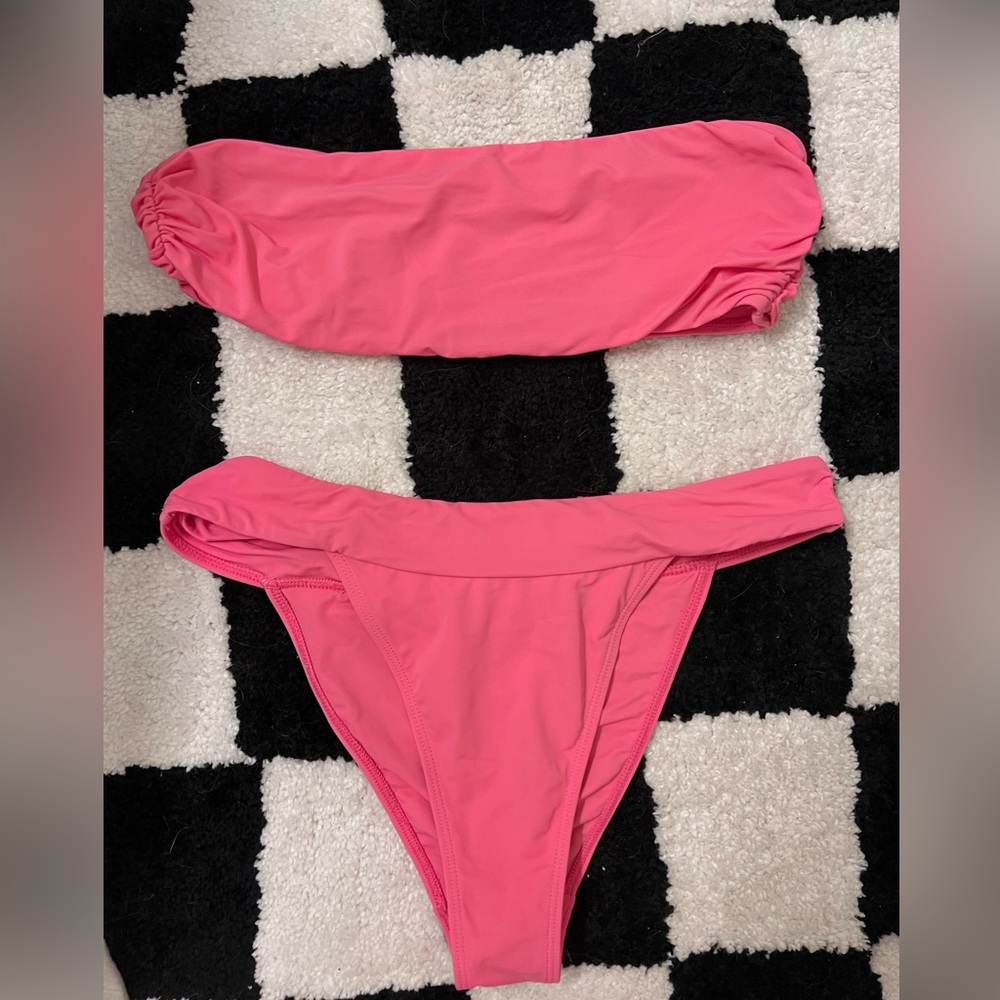 Kendall and Kylie bikini